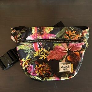 LIKE NEW Herschel Supply Co Brand Hoffman Hip Pack with matching ID/card case
